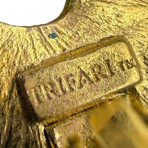 Trifari Womens Gold Tone Metal Clip-On Earrings Swirl Ribbed Vintage Retro Style - Picture 3 of 5